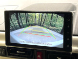 【バックカメラ】駐車時に後方がリアルタイム映像で確認できます。大型商業施設や立体駐車場での駐車時や、夜間のバック時に大活躍!運転スキルに関わらず、今や必須となった装備のひとつです!
