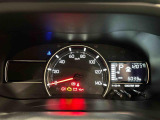 様々な車両情報を表示できるTFTマルチインフォメーションディスプレイと視認性の高いシンプルな大型1眼メーターです