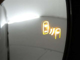 【BSM(ブラインドスポットモニター)】・・・隣の車線を走る車両をレーダーで感知。車両を感知するとドアミラーに搭載されたLEDインジケーターが点灯。