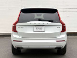 北欧流のラグジュアリーを体現したXC90。伝統的なスカンジナビアン・デザインを継承しながら、躍動感にあふれ優雅な雰囲気を身にまとう、新しい潮流を具現化したスタイリングです。