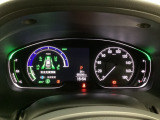 ハイブリット車専用のメーターです。右側の大型スピードメーターに加え、ステアリングスイッチを使って左のマルチインフォメーション・ディスプレイで燃費や動力伝達などの情報が見れるようになっています。