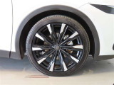 純正のアルミホイール装着車です。タイヤサイズは225/45R21です。