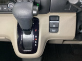 CVT車のセレクトレバーです。低速から高速まで、変速ショックのないスムーズな走りと、エンジン効率のよい領域を維持して燃費にも貢献します。サイドブレーキはスイッチ操作の電子制御パーキングブレーキです。