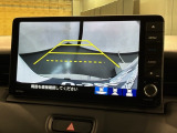 リバースギアに入れるだけで後方の表示へ切り替わります。夜間や雨の日の駐車も楽になりますよ。