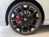 BMWの純正アロイホイールは軽量かつ強度にも優れているホイールで走行性能を引き上げる設計になっております。足元にもBMWは妥協がなくこだわっている個所になります。
