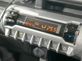 【オートエアコン】一度お好みの温度に設定すれば、車内の温度を検知し風量や温度を自動で調整。暑い&hellip;寒い&hellip;と何度もスイッチ操作をする必要はありません。快適な車内空間には必須の機能ですね♪