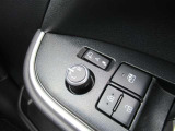 駐車時や狭い道でのすれ違い時に気を使うミラー。電動格納式ドアミラーはそんな時に便利です。