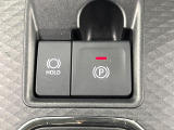 【電動パーキングブレーキ】パーキングブレーキは便利な電動式!ボタン一つで操作でき、アクセルを踏めば自動で解除されます♪レバーやペダルが無いので運転席廻りもすっきりしますね♪