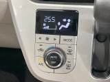【オートエアコン】一度お好みの温度に設定すれば、車内の温度を検知し風量や温度を自動で調整。暑い&hellip;寒い&hellip;と何度もスイッチ操作をする必要はありません。快適な車内空間には必須の機能ですね♪