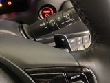 ステアリングホイール・後ろの減速セレクターは、左右に取り付けられた2つのパドルスイッチで減速の強さを調整。 左側の「-」を操作すると減速を強く、右側の「+」を操作すると減速を弱くすることができます。