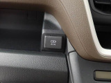 後退時に車両の後ろ側をモニター画面に表示します。車庫入れなどでバックする際に後方確認ができて便利です。車庫入れが苦手な人もこれで安心。