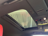 【サンルーフ】開放感たっぷりの希少装備、サンルーフが装着されています!車内に明かりを取り入れたり景色を楽しむ以外にも、車内の空気も簡単に換気できて快適です!
