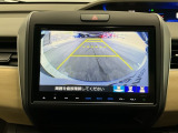【バックカメラ】運転が苦手な方も車庫入れラクラクです!ギアをリバースに入れれば自動的に切り換わりますので、面倒な操作は不要です♪狭い駐車場もお車を傷つけず安心ですね!