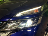 【LEDヘッドライト】悪天候や夜間走行時も良好な視界を確保し安心して運転できる高輝度LEDヘッドライトを装備!点灯速度が早く、消費電力も抑えられています。