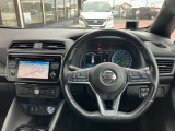 使いやすく安全な操作性と良好な視界を実現した運転席!