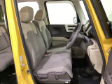 女性でも運転がしやすいように、シートの高さ調整機能(シートリフター)がついています。運転席と助手席の間が空いている為、助手席側への移動がスムーズです。交通量の多い道でも助手席側から乗り降りができます。