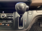 CVT車のセレクトレバーです。低速から高速まで、変速ショックのないスムーズな走りを実現するとともに、エンジン効率のよい領域を維持することで燃費にも貢献します。