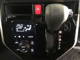 左右独立温度コントロールフルオートエアコンです。運転席、助手席それぞれで独立して温度設定ができます。冷え性の方が乗っても安心ですね♪