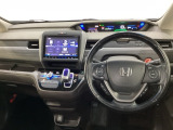 車内は光触媒抗菌消臭施工済です。スタイリッシュなデザインでスポーティなインパネ周りを演出します。グローブボックスやカップホルダーのほかにトレーなどたくさんの収納スペースが付いています。