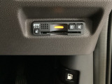 ハンドルの右下にETCがついています。高速道路の料金所の通過も楽々です!。 カードの取り出しもしやすい場所についています。