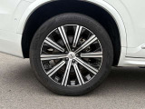 北欧流のラグジュアリーを体現したXC90。伝統的なスカンジナビアン・デザインを継承しながら、躍動感にあふれ優雅な雰囲気を身にまとう、新しい潮流を具現化したスタイリングです。