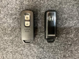 スマートキーを装備しています。鍵を差し込むことなくドアロックの開け閉めと、スタートボタン操作でのエンジンスタートができます。スペアキーも同じものを用意しております。