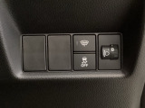 ハンドルの右側にはヘットライトリベライザーとVSA(ABS+TCS+横滑り抑制)の解除スイッチがついています。ヘッドライトリベライザーは道路状況や積荷の加重に応じてライトの高さを調節できます。