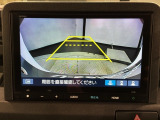 リバースギアに入れるだけで後方の表示へ切り替わります。夜間や雨の日の駐車も楽になりますよ。