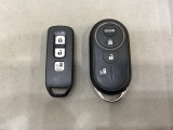 スマートキー付きですからドアロックの開閉およびエンジンスタートが楽々です。電動スライドドアの開け閉めもボタンで操作できます。加えて、純正リモコンエンジンスターター用の操作キーもついています。