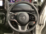 ハンドルにHondaセンシング系のクルーズコントロールやレーンキープアシストなどのスイッチと、オーディオの操作スイッチが装備されています。ハンドルから手を離さず安全に操作できます。
