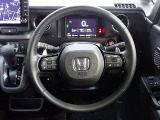 ハンドル左側にはオーディオ操作が出来るオーディオリモートコントロールスイッチ、右側にはHonda SENSINGとオートクルーズコントロールのスイッチを装備!