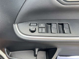 窓スイッチは使用感が出やすい所。文字消えや汚れ、オート機能・ロック操作の有無も確認◎。