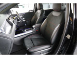メルセデスのシートは少し硬めになっております。長時間の運転の際、適度な反発があることでお尻や腰の負担を減らす効果が御座います。