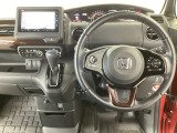【ハンドル】運転にかかわる様々な操作を安全に行えるように視点移動が少なく操作性に配慮されたスイッチ類が凝縮されたコックピットです。