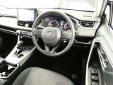 【運転席まわり】・・・ハンドルやシートなども隅々までクリーニング済み。キレイな車内でドライブがより一層快適にお楽しみいただけると思います。