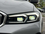 LEDヘッドライト。先進のLEDテクノロジーを採用。照射される白色光の周波特性は太陽に近く、バイキセノンヘッドライトを上回るコントラストでさらに明るく輝きます。悪天候の日でも優れた視認性を発揮します。