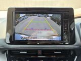 【バックカメラ】シフトをリバースに入れると、後方の映像をナビ画面に表示。運転席からは見えにくい障害物や小さな段差を確認でき、毎日のバック駐車を支えます。