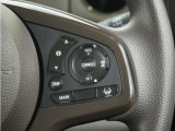 ◆アダプティブクルーズコントロール◆予め設定した車速内でクルマが自動的に加減速。前走車との適切な車間距離を維持しながら追従走行します。【LKAS】車線維持支援システムでステアリング操作を支援。