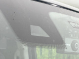 【三菱e-Assist】走行中に前方の車両等を認識し、衝突しそうな時は警報とブレーキで衝突回避と被害軽減をアシスト。より安全にドライブをお楽しみいただけます。