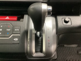CVT車のセレクトレバーです。低速から高速まで、変速ショックのないスムーズな走りを実現するとともに、エンジン効率のよい領域を維持することで燃費にも貢献します。