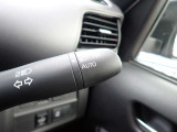 オートライト機能が装備されており暗い場所に入ると車両が検知しライトのON・OFFを自動的に切り替えてくれますので非常に便利な装備です♪