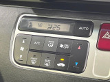 【オートエアコン】一度お好みの温度に設定すれば、車内の温度を検知し風量や温度を自動で調整。暑い&hellip;寒い&hellip;と何度もスイッチ操作をする必要はありません。快適な車内空間には必須の機能ですね♪