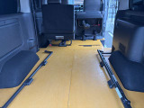 後席はシートを倒すとより広くなり大きな荷物も積めます☆
