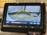 リバースギアに入れるだけで後方の表示へ切り替わります。夜間や雨の日の駐車も楽になりますよ。