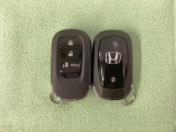 スマートキー付きですからドアロックの開閉およびエンジンスタートが楽々です。電動スライドドアの開け閉めもボタンで操作できます。スペアキーも同じものを用意しております。