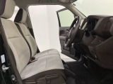 女性でも運転がしやすいように、シートの高さ調整機能(シートリフター)がついています。運転席と助手席の間が空いている為、助手席側への移動がスムーズです。交通量の多い道でも助手席側から乗り降りができます。