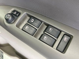 【電動格納ミラー】サイドミラーは電動格納式となっており、狭い駐車場でもキズがつくリスクを抑えられます。