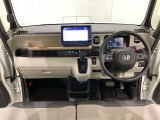 車内は光触媒抗菌消臭施工済です。スタイリッシュなデザインで暖かみのあるインパネ周りを演出します。グローブボックスやカップホルダーのほかにトレーなどたくさんの収納スペースが装備されています。