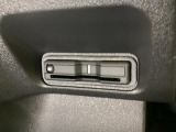 ハンドルの左下にETCがついています。高速道路の料金所の通過も楽々です。 カードの取り出しもしやすい場所についています。