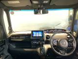 フロントガラスが大きく、ワイドな視界で運転もしやすくなるように設定されています。